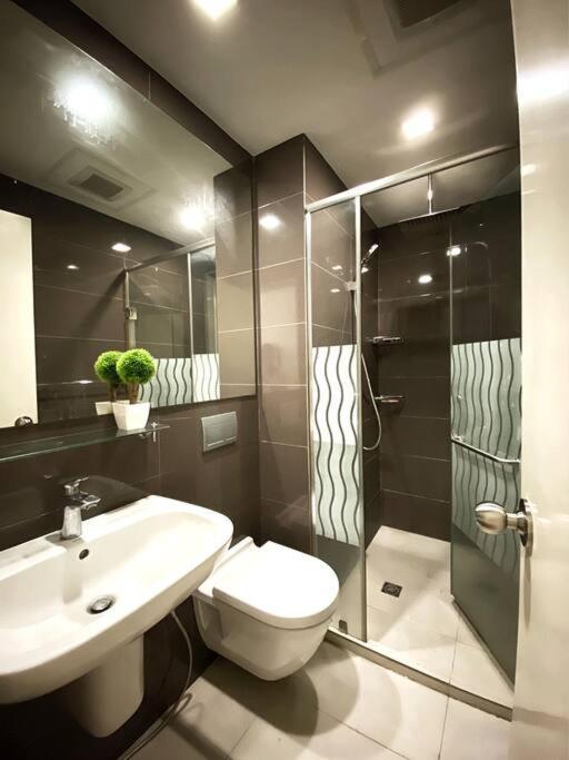Acqua Private Residence Livingstone Tower Condo Unit With Free Wifi Manila Exterior foto